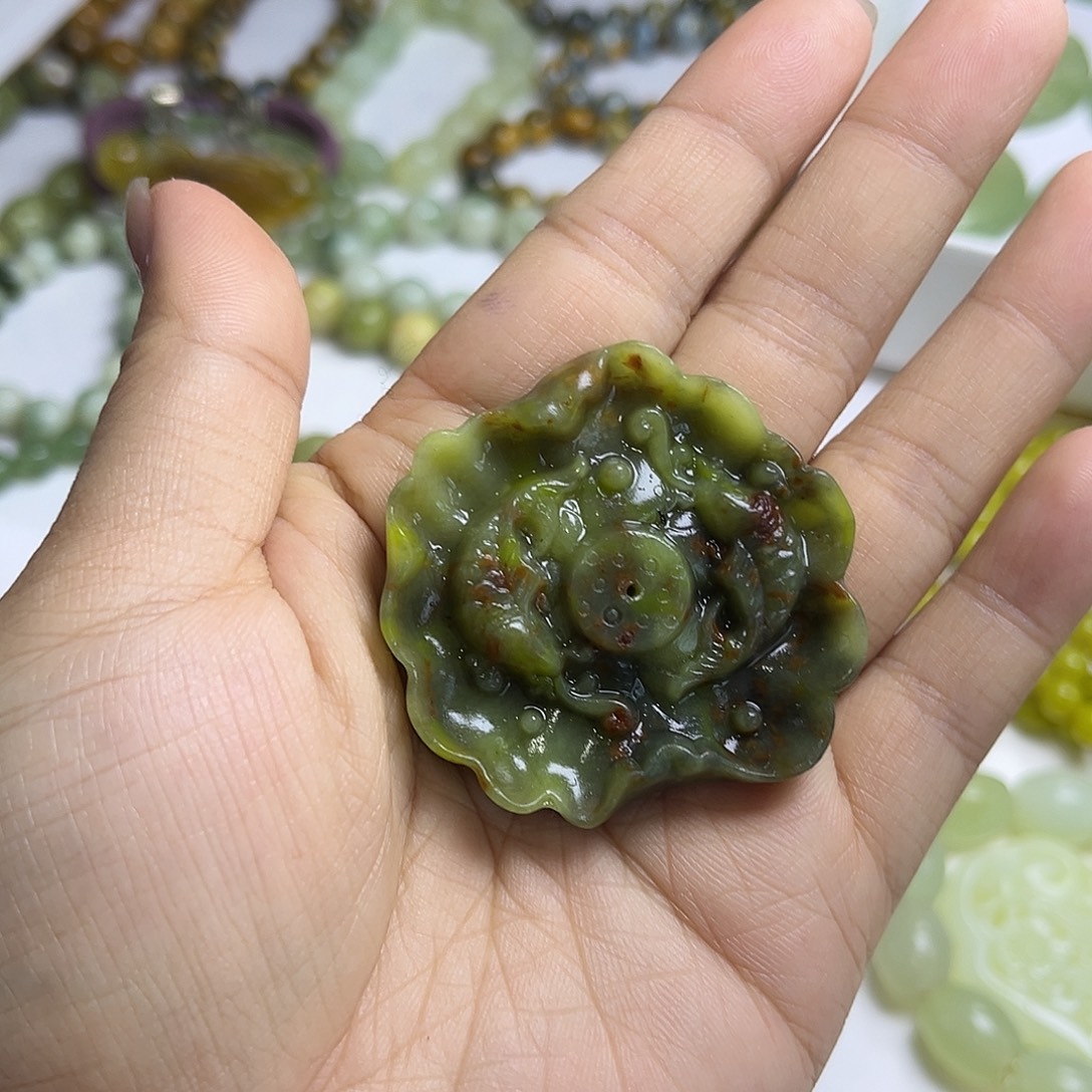 蛇纹石玉未镶嵌颈饰