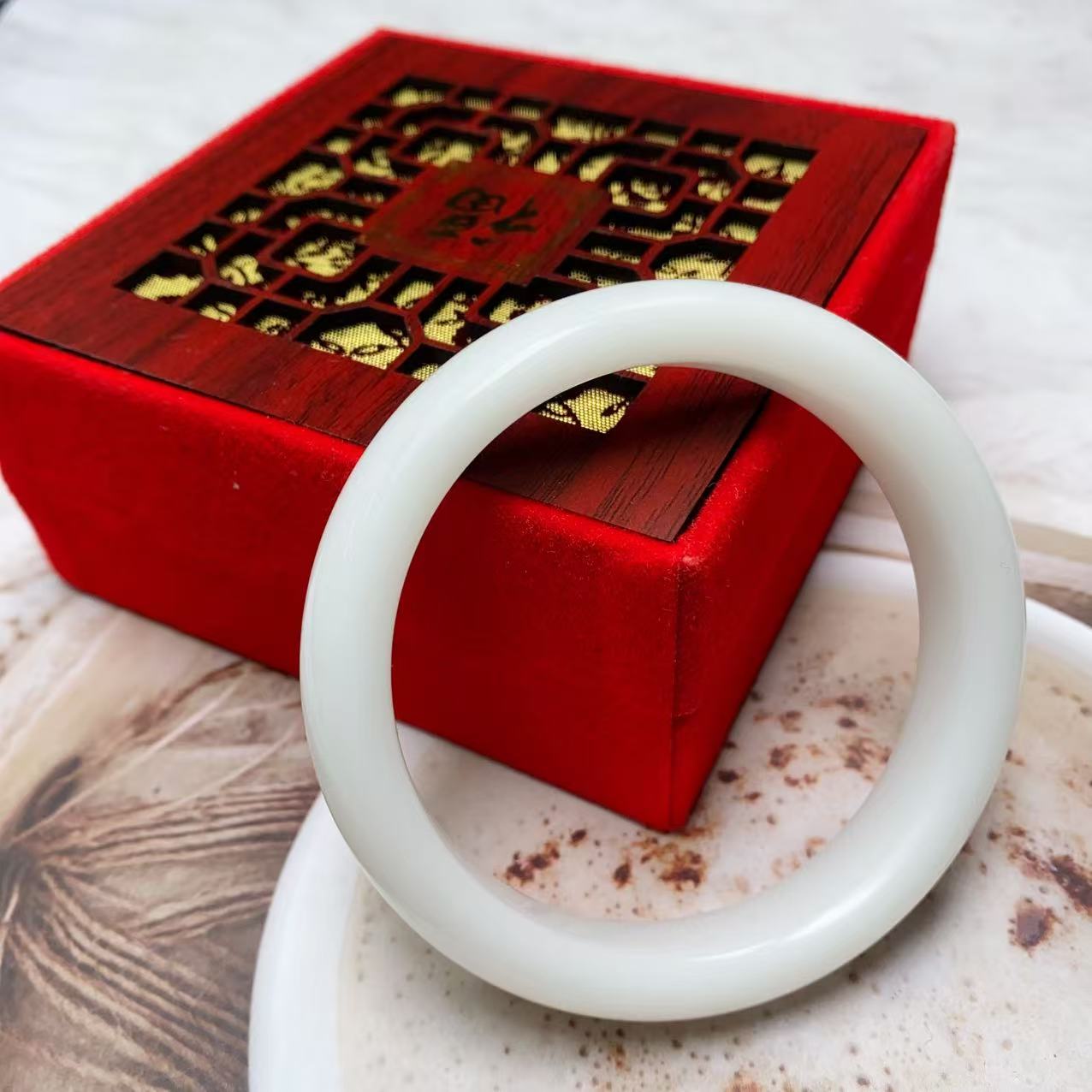 Q22羊白常规手镯