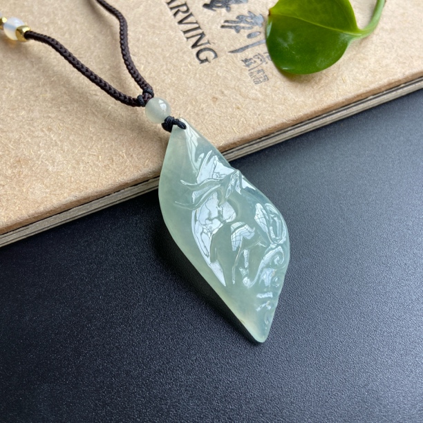 C18纯天然缅甸翡翠《鹿牌》精雕时尚项坠精美