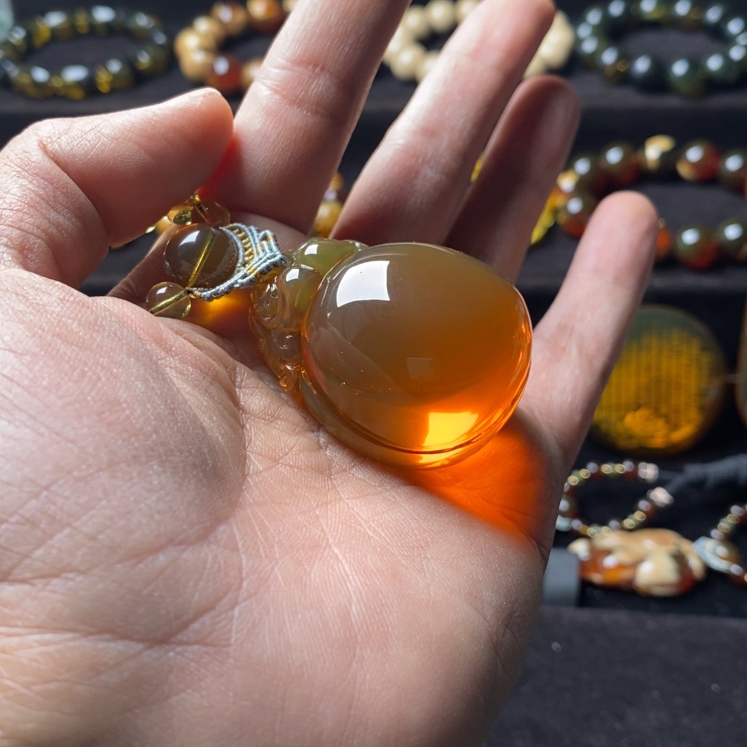 琥珀珠宝奇石未镶嵌路*人