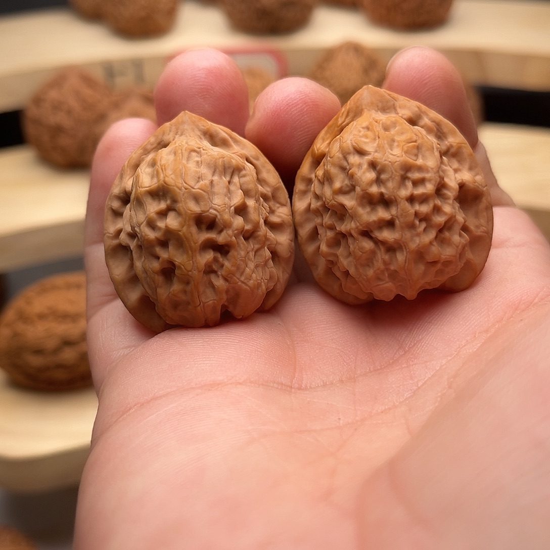 文玩核桃吊坠32野生金字塔