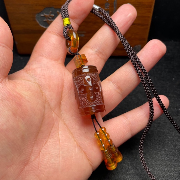 天然缅甸琥珀亮红蜜桶珠雕刻吊坠民族风