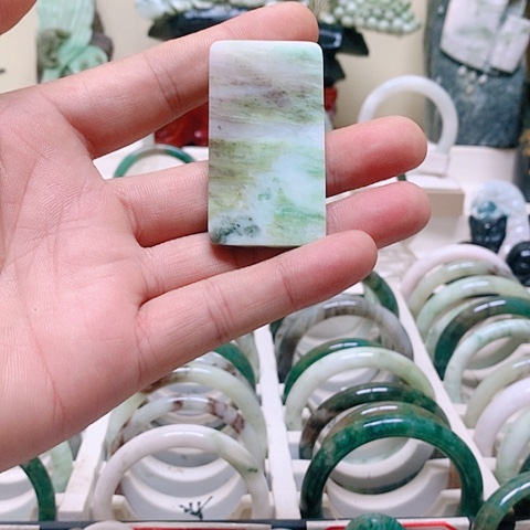 未镶嵌独山玉颈饰玄**刀