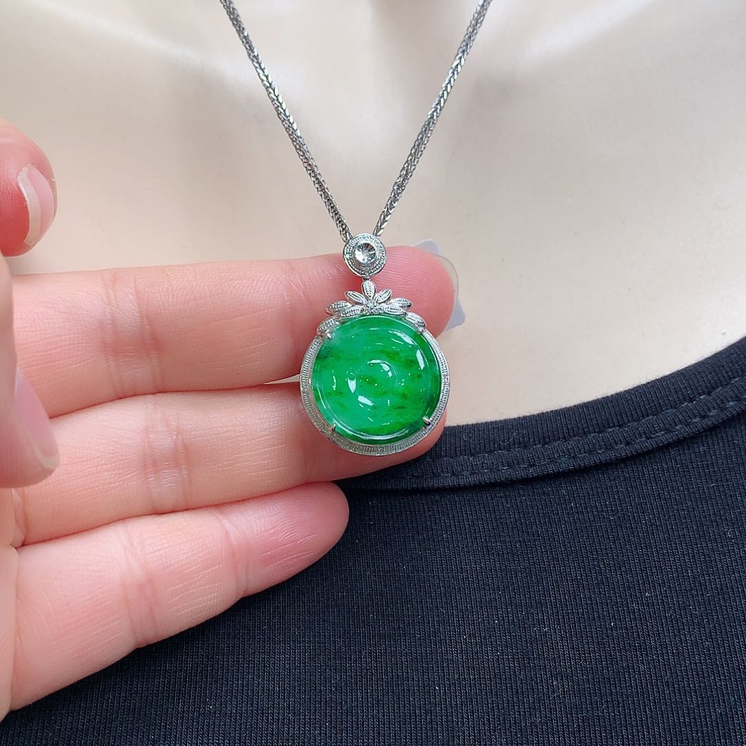 翡翠18K金镶嵌颈饰圆牌