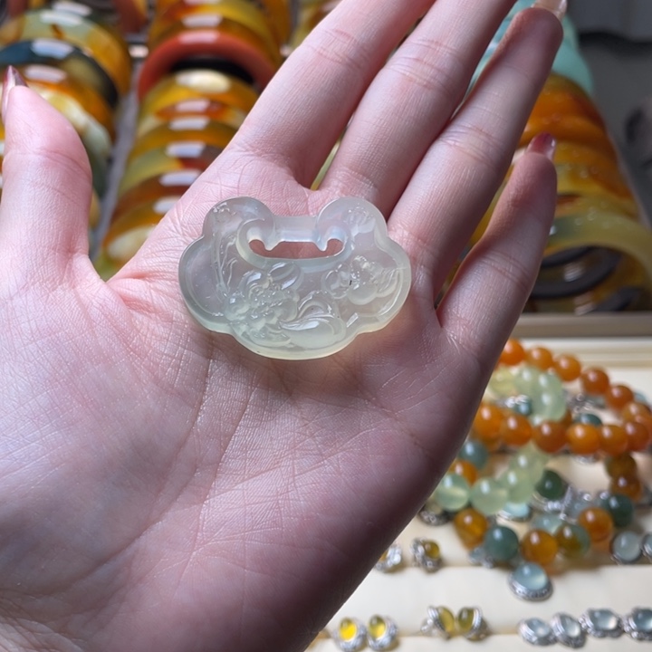 蛇纹石玉吊坠未镶嵌