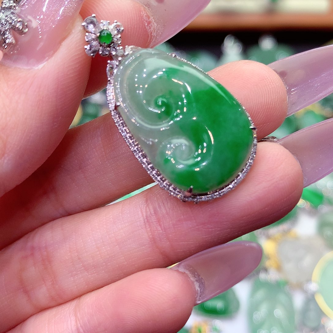 翡翠吊坠(不含链)18K金镶嵌明**旧