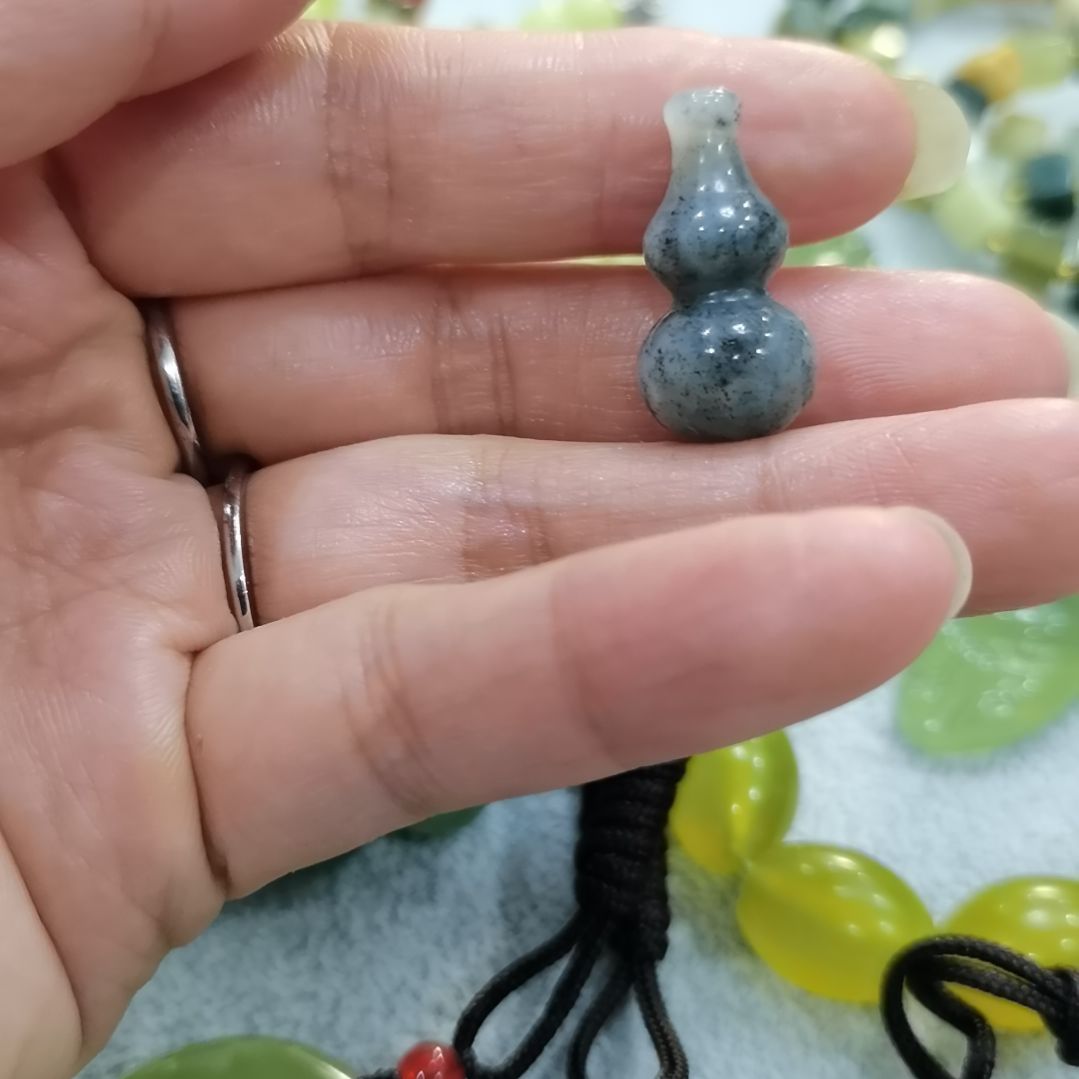 未镶嵌蛇纹石玉吊坠