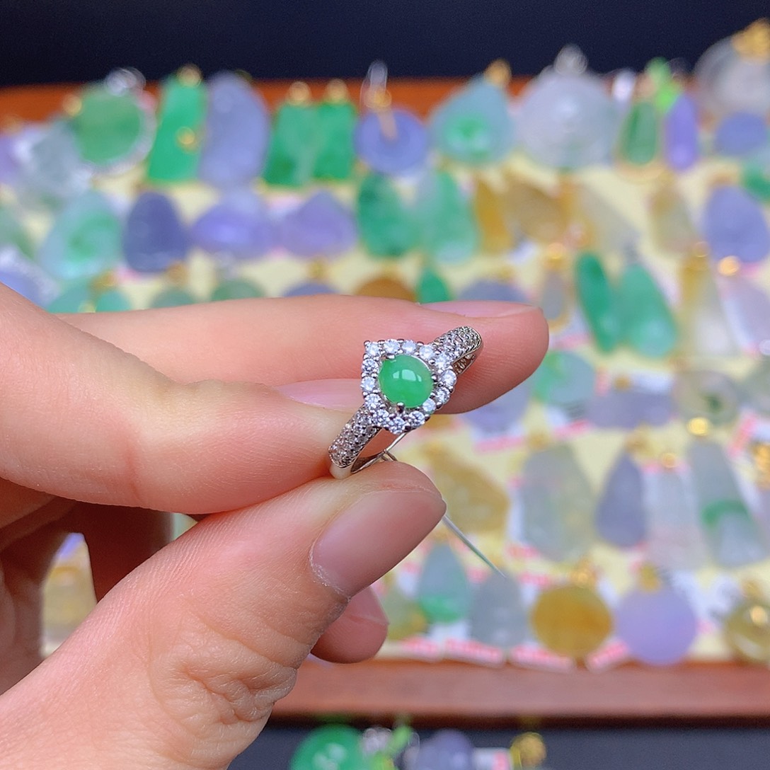 翡翠颈饰未镶嵌翡翠