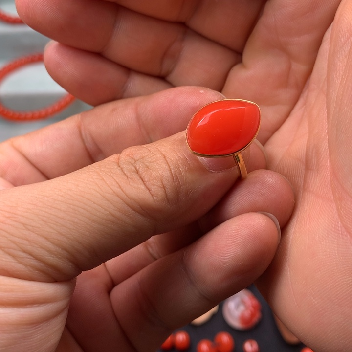 18K金镶嵌戒指南红玛瑙