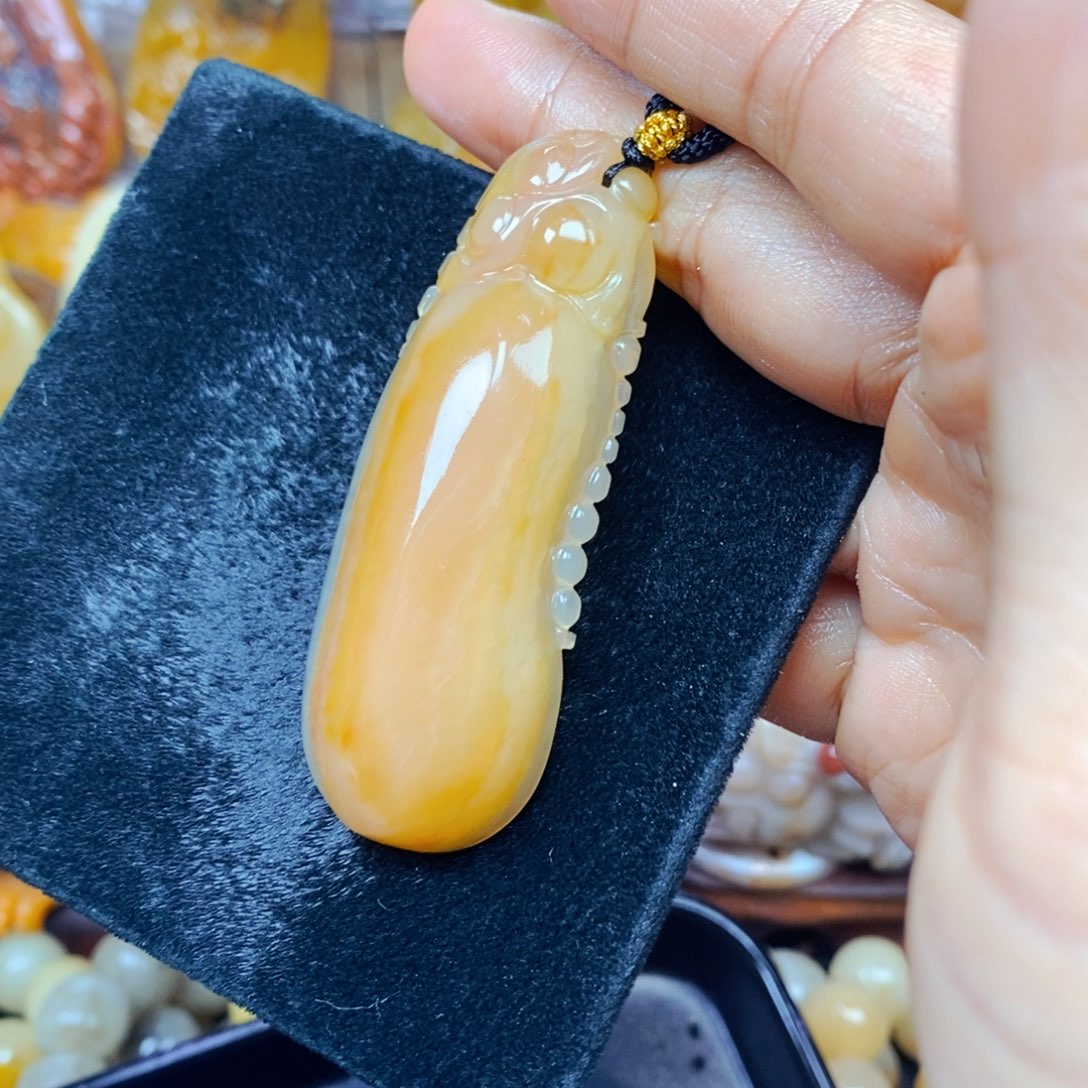 石英质玉（黄龙玉）未镶嵌颈饰