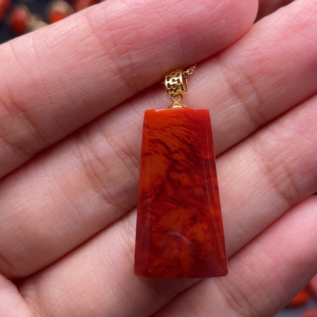 南红玛瑙18K金镶嵌珠宝奇石无事牌吊坠