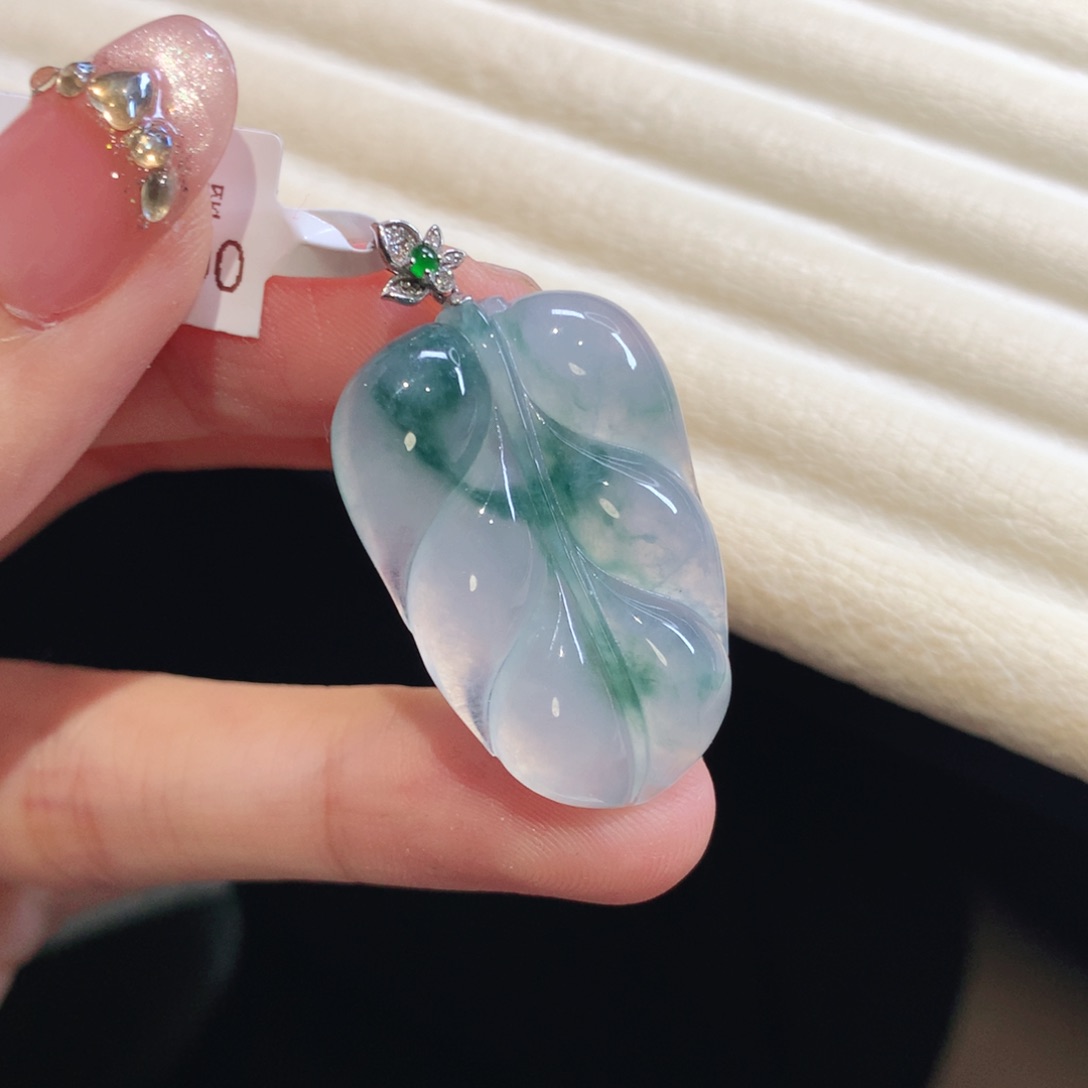 翡翠18K金镶嵌颈饰叶子