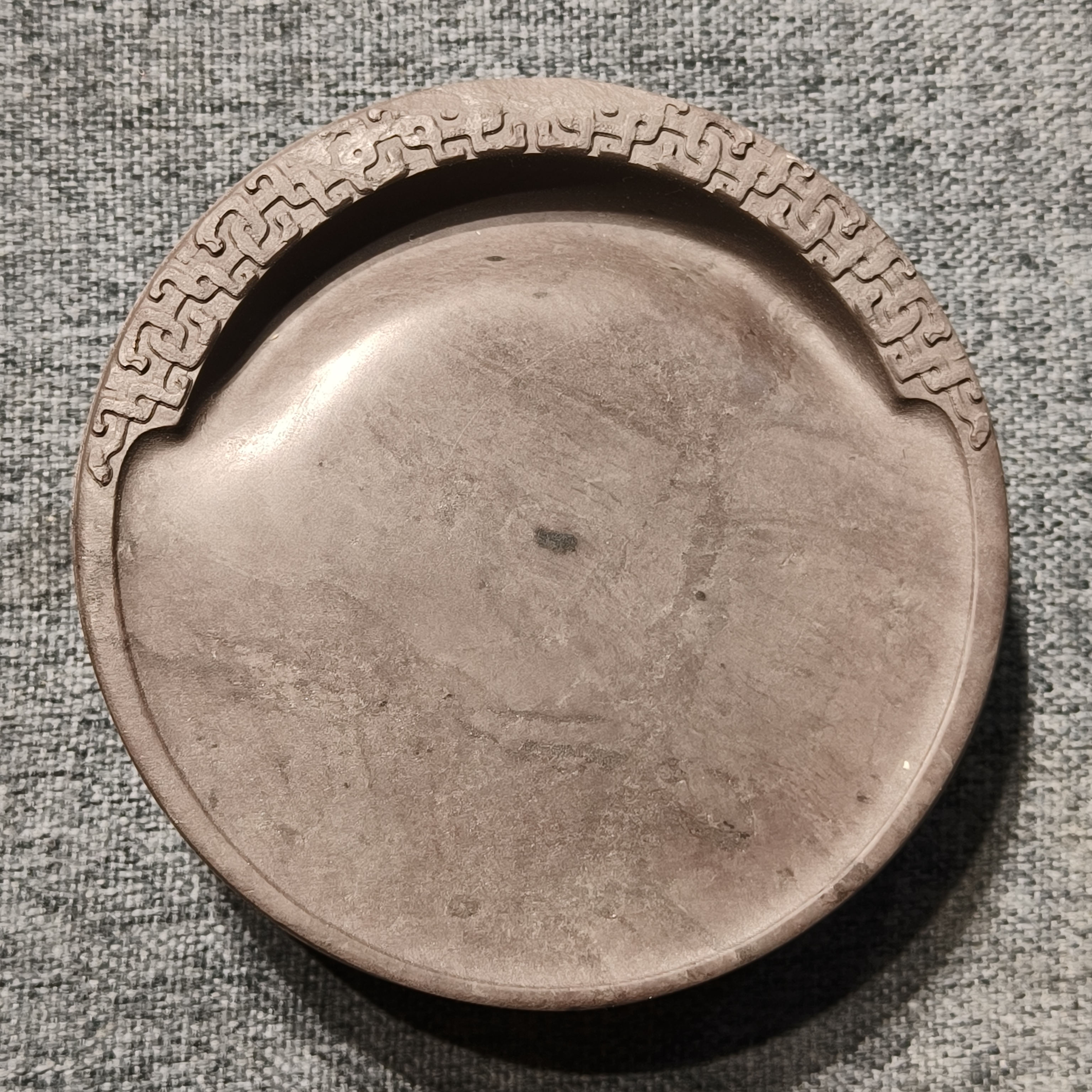 老坑洮砚，喇嘛崖老坑鸊鷉血花边圆砚，尺寸9.5*9.5*2.7厘米