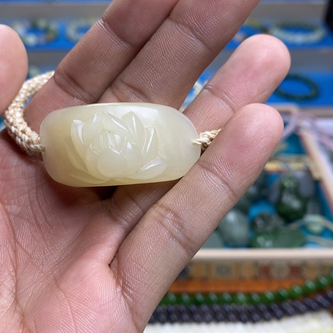 和田玉手牌未镶嵌