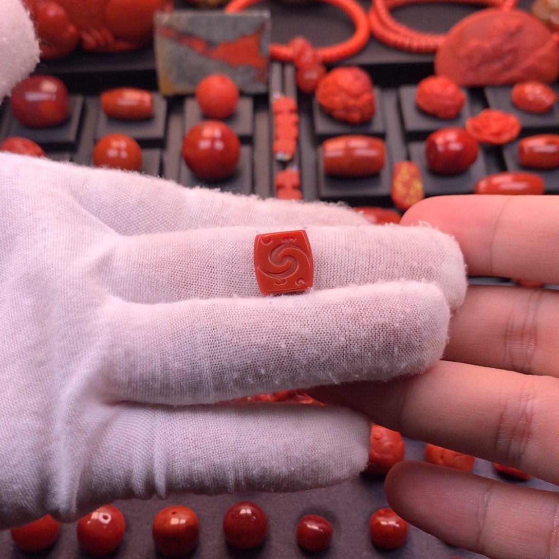 南红玛瑙未镶嵌精工雕刻满色满肉博古文方牌背云12.2mm