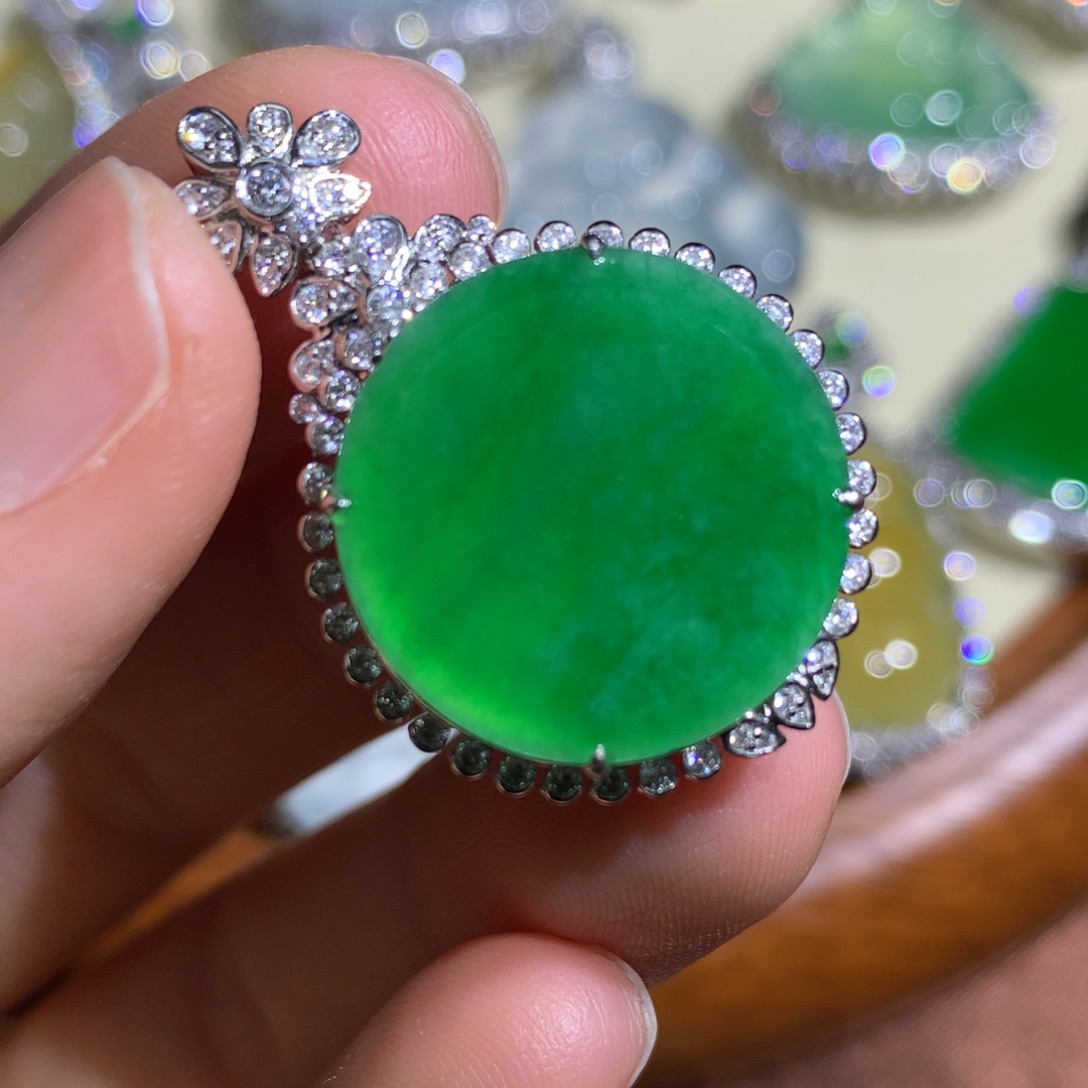 翡翠颈饰18K金镶嵌无事牌