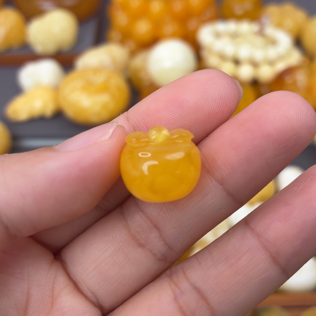 旁***者裸石琥珀未镶嵌苹果