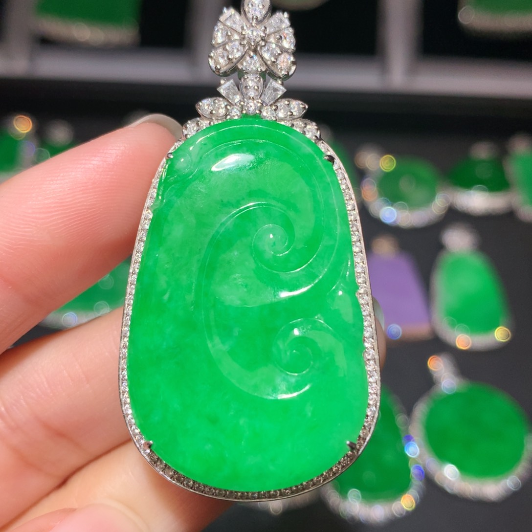 翡翠颈饰18K金镶嵌翡翠