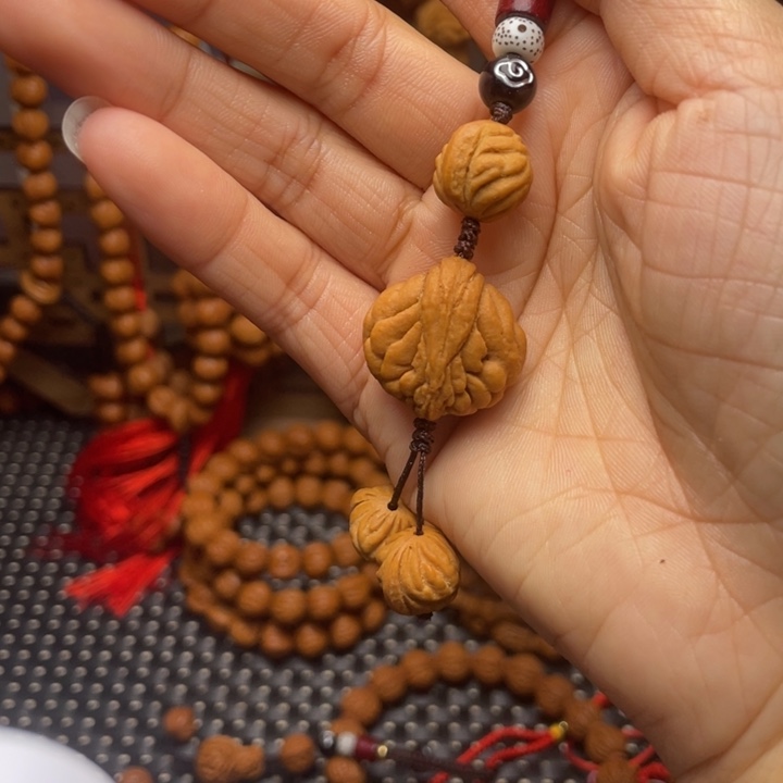 木质类龙纹桃枭挂件