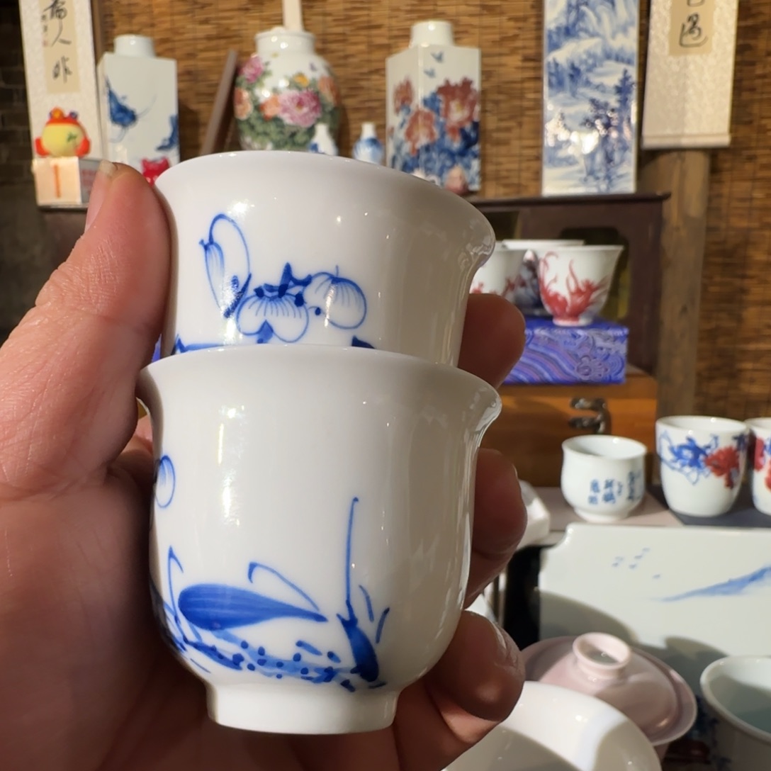 瓷手绘青花荷花杯