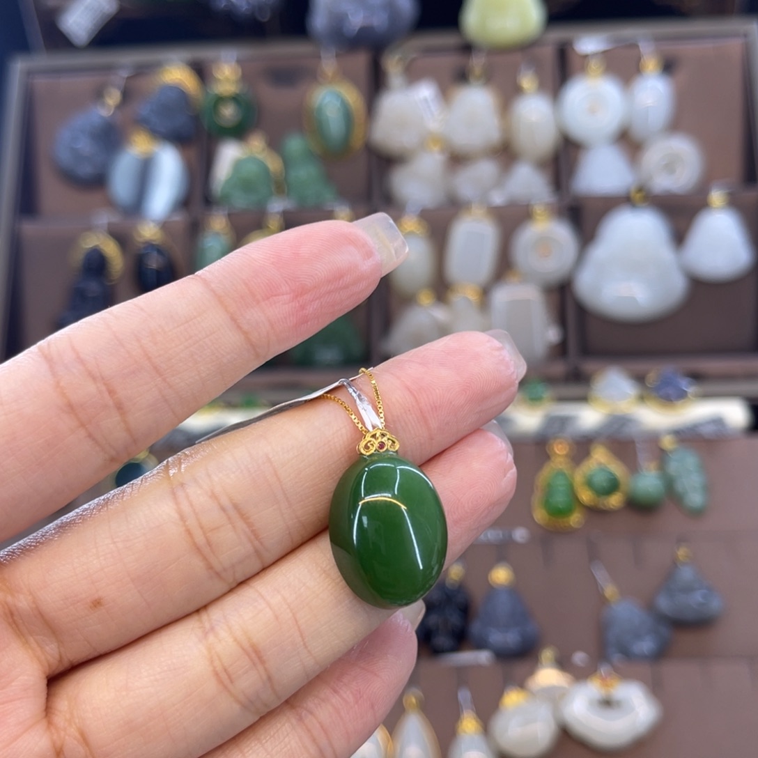 和田玉吊坠18K金镶嵌