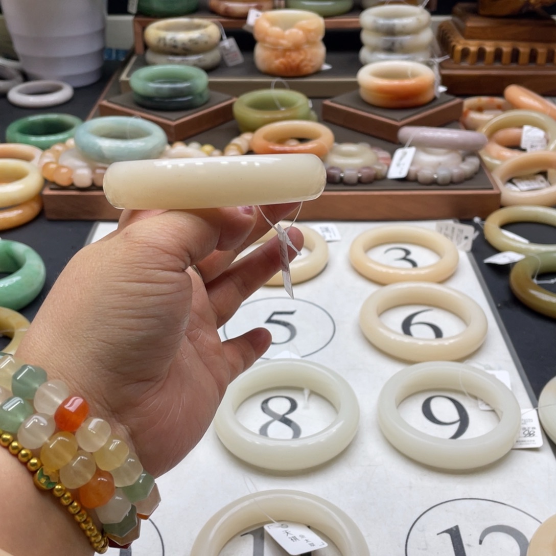 草***原石英岩玉未镶嵌手镯