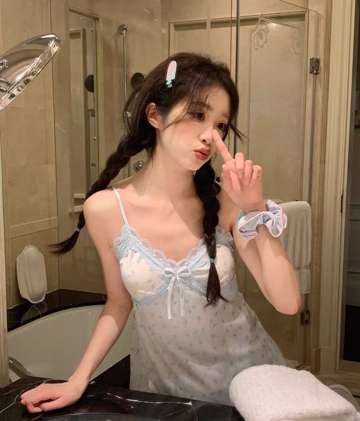 「蓝风铃」纯欲蕾丝冰丝带胸垫吊带睡裙