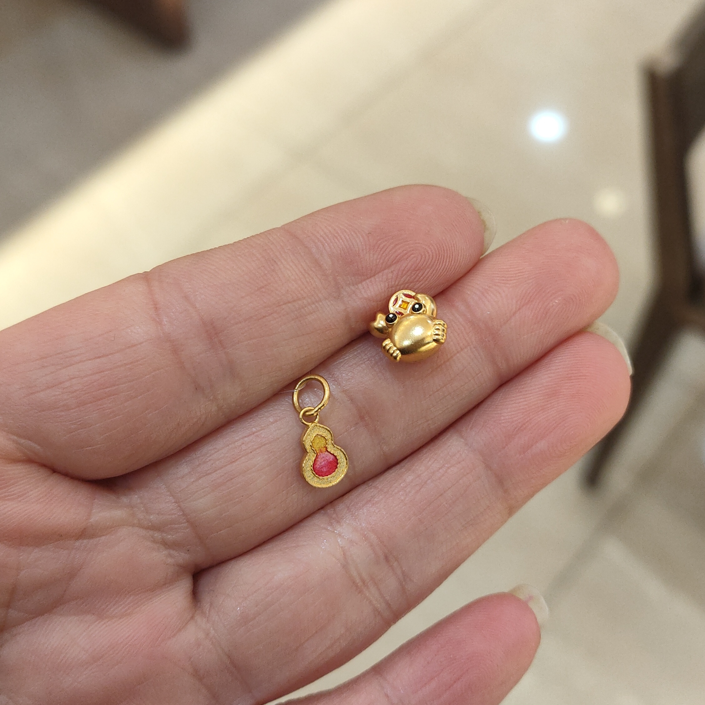 六桂福足金时尚吊坠