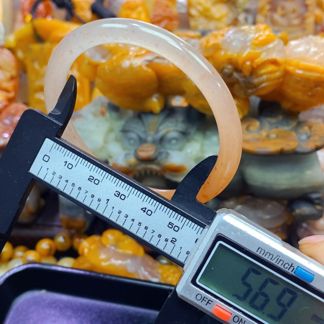 未镶嵌石英质玉（黄龙玉）颈饰