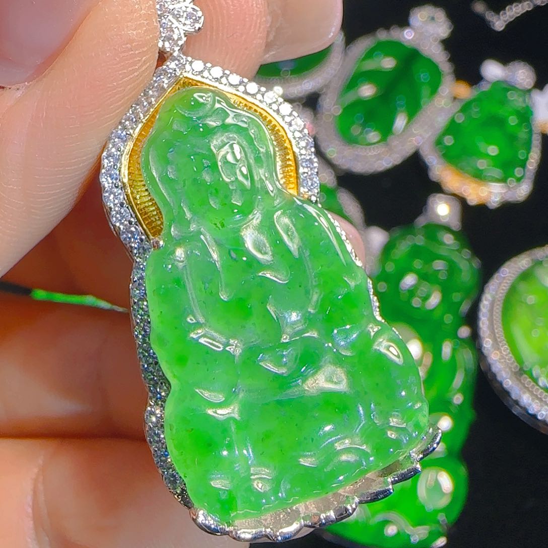 翡翠吊坠(赠链)未镶嵌