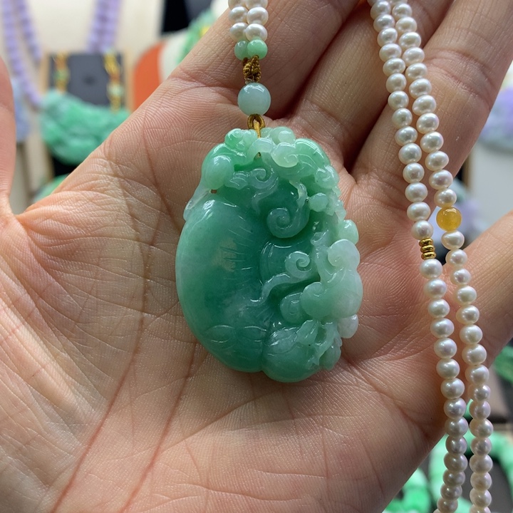 翡翠吊坠(赠链)未镶嵌