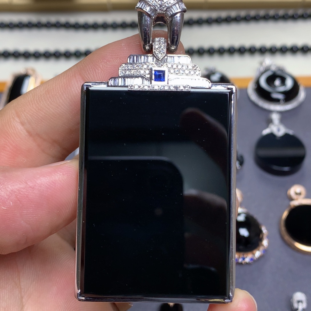 颈饰18K金镶嵌翡翠墨翠无事牌