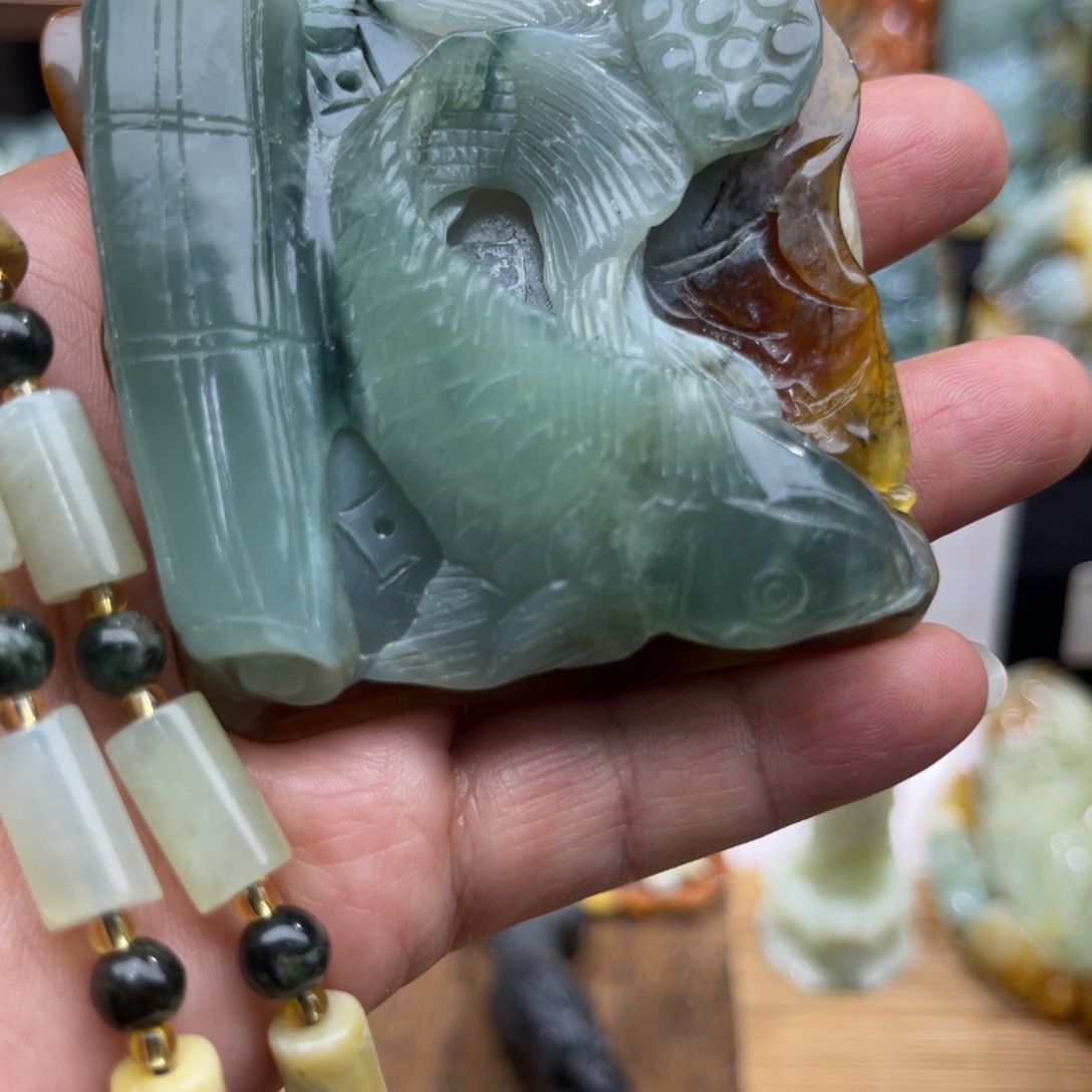 蛇纹石玉未镶嵌颈饰