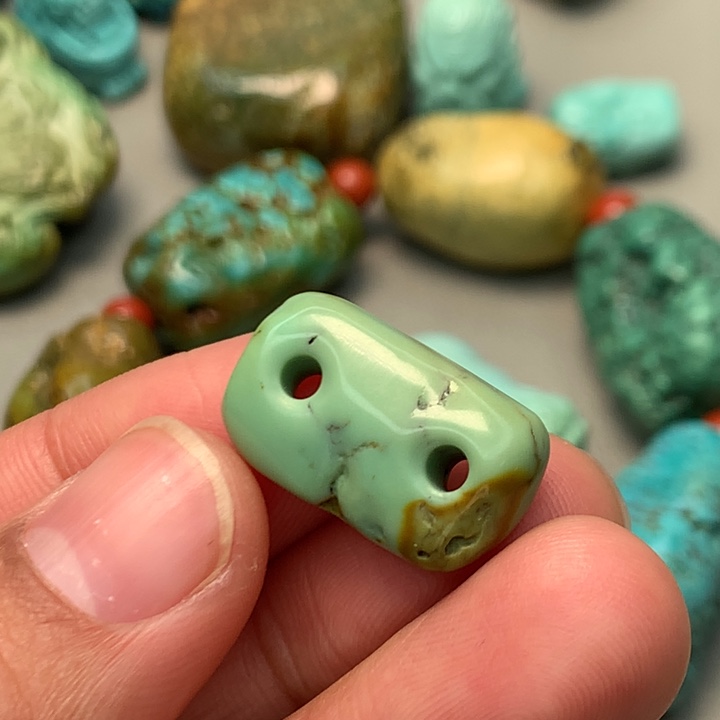 绿松石未镶嵌颈饰