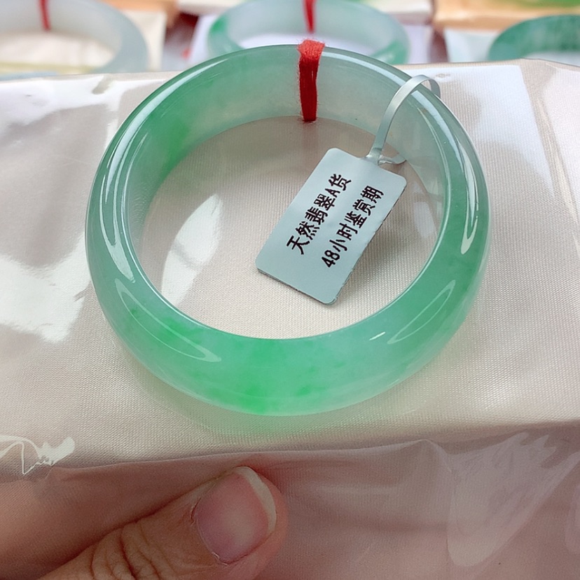 【闪购商品】翡翠手镯（贵妃镯）未镶嵌保*～冰起胶飘绿A