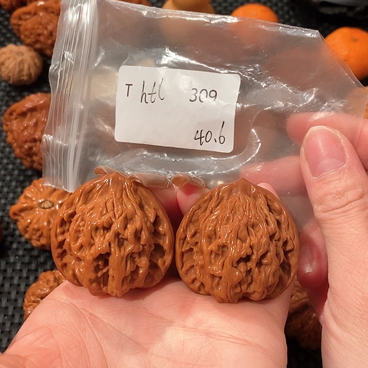 文玩核桃吊坠虎头40.5