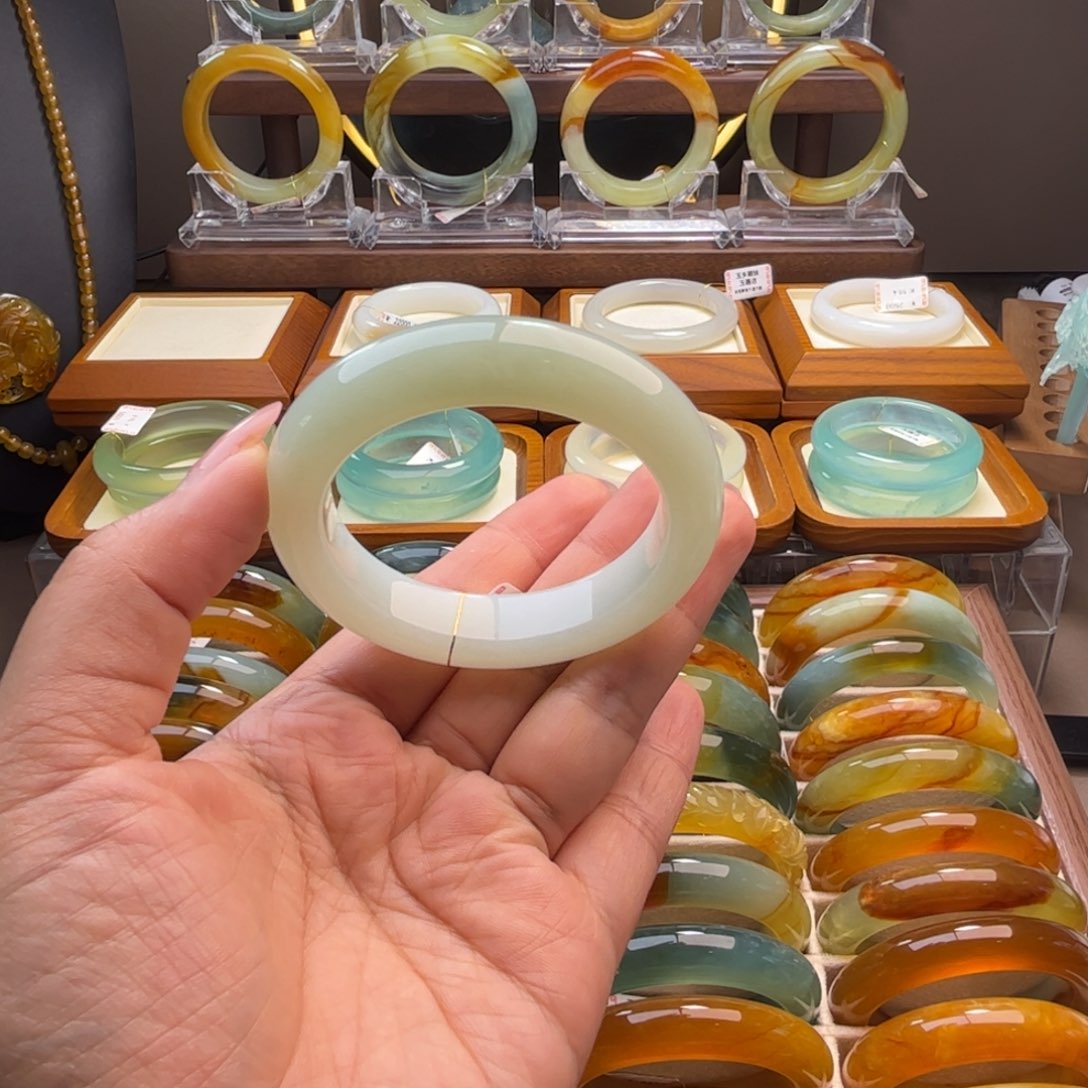 和田玉手镯未镶嵌