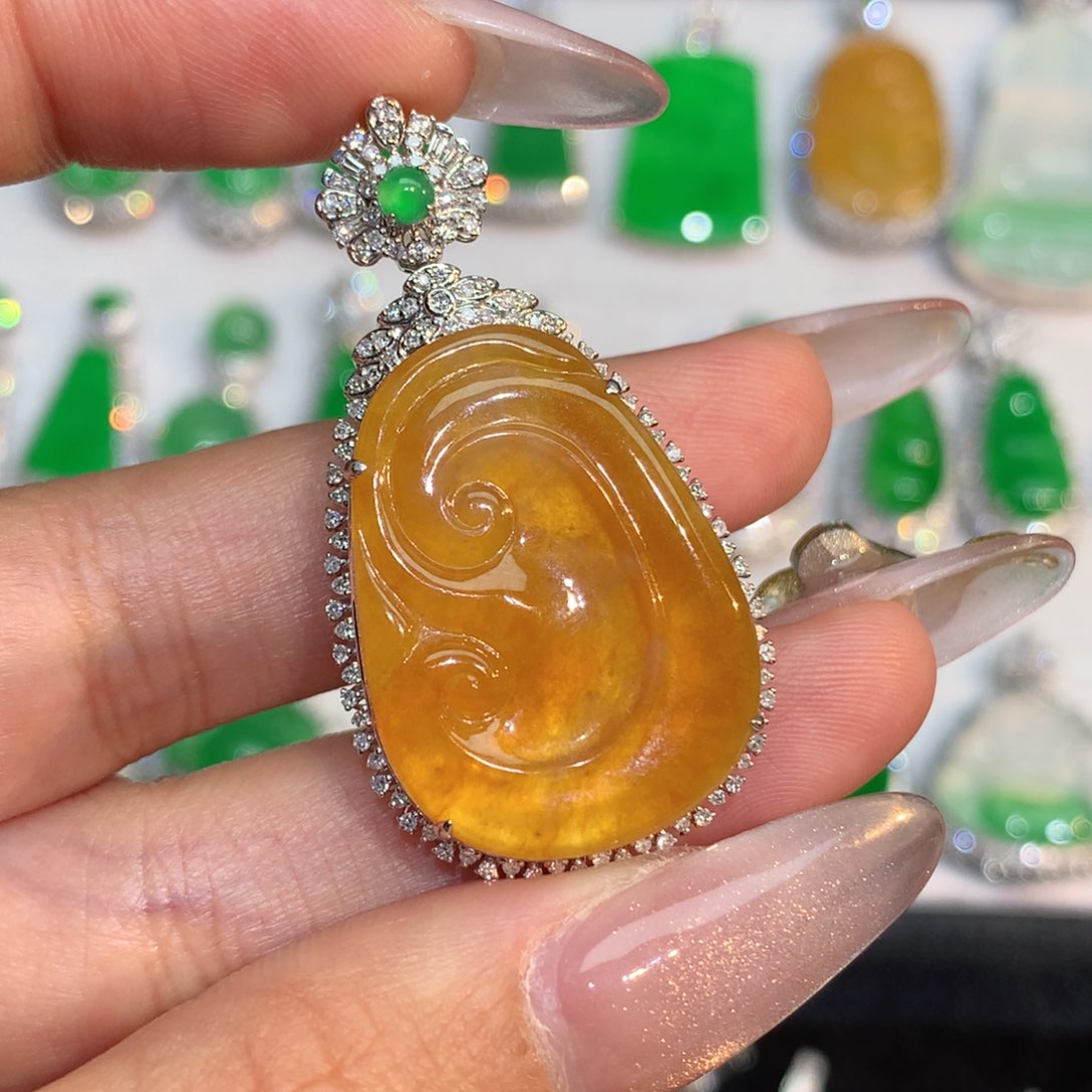 翡翠颈饰18K金镶嵌翡翠