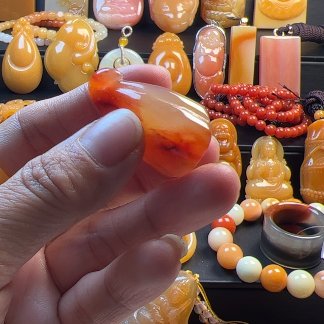 石英质玉（黄龙玉）未镶嵌颈饰