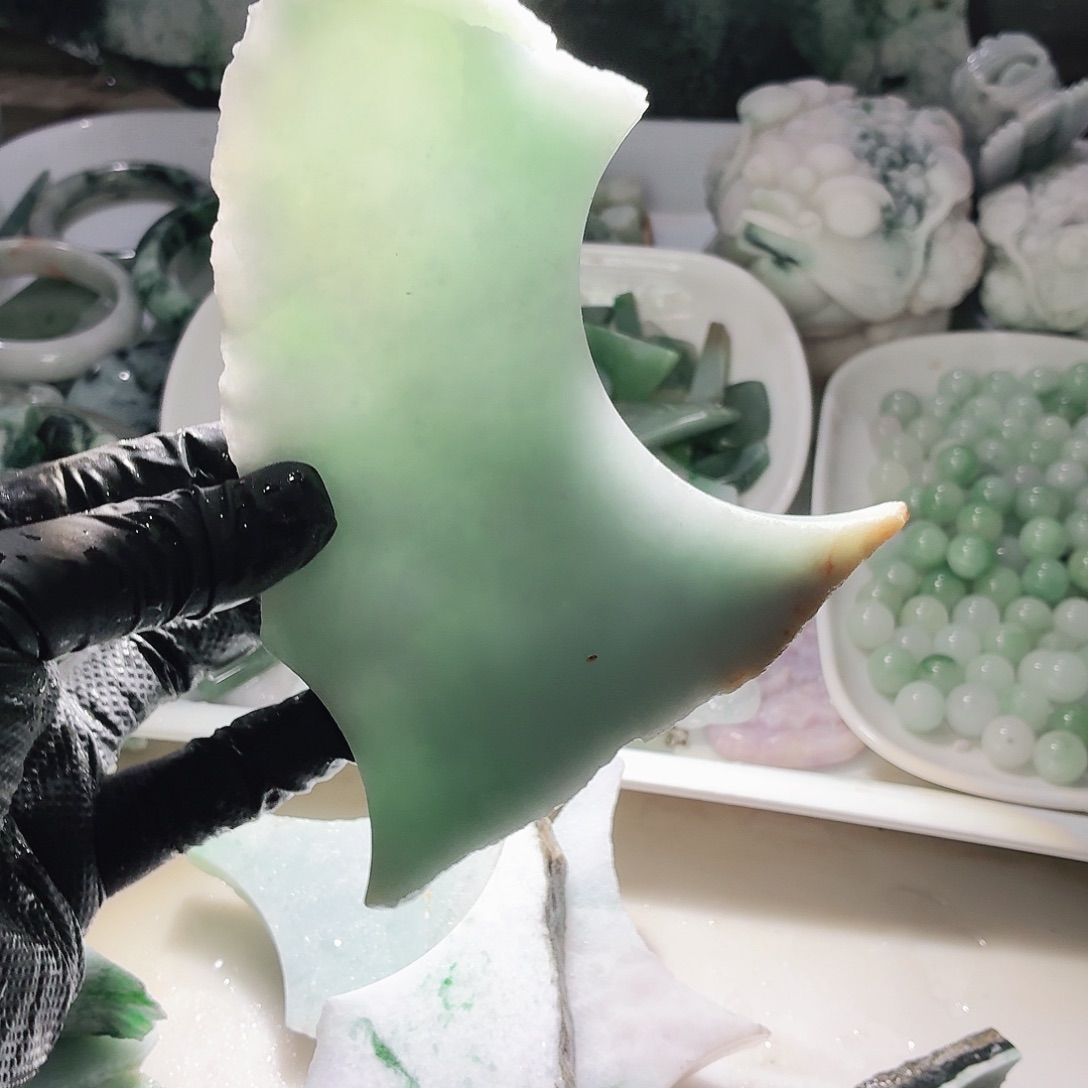 翡翠未镶嵌颈饰边角料