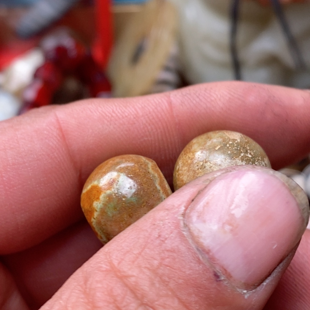 DIY琉璃珠子的颜色是蓝色