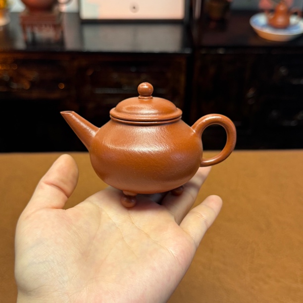 宜兴紫砂壶壶名，三足水平，容量130cc.泥料小煤窑朱泥，全手工制作