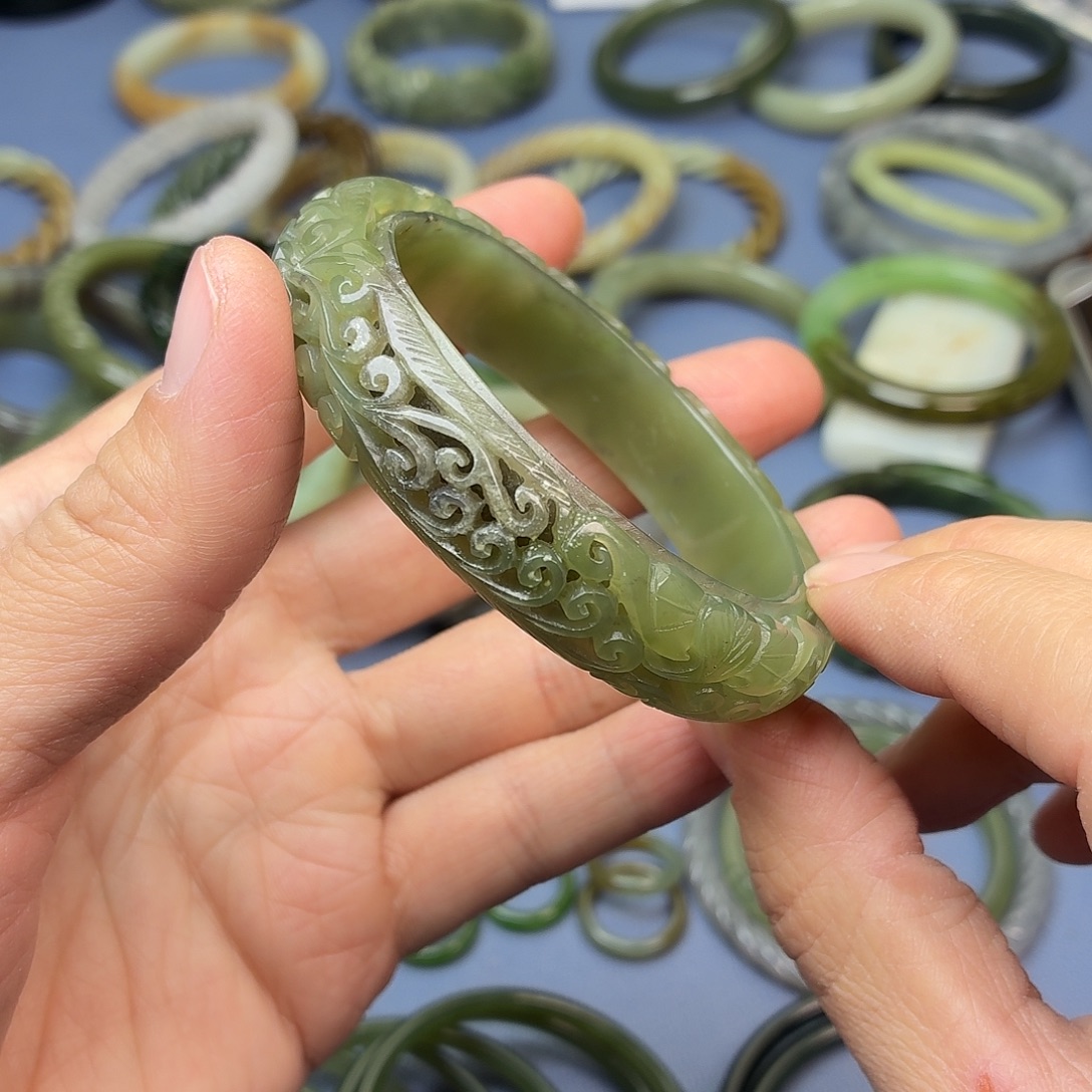 和田玉（青白玉）未镶嵌手镯圈口58.5mm缠枝莲镯