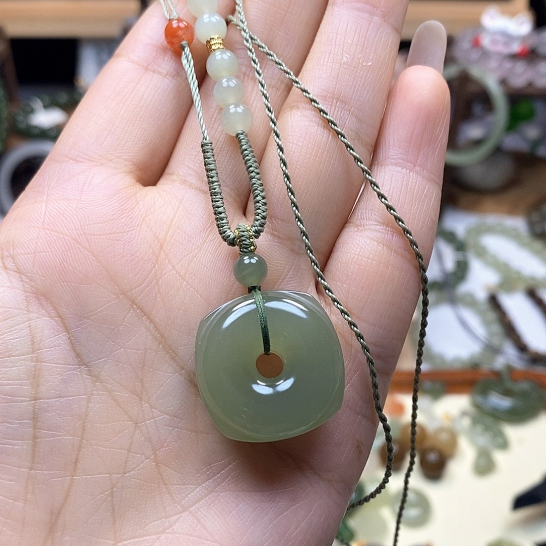 小***子和田玉未镶嵌吊坠(赠链)湖水绿方扣25