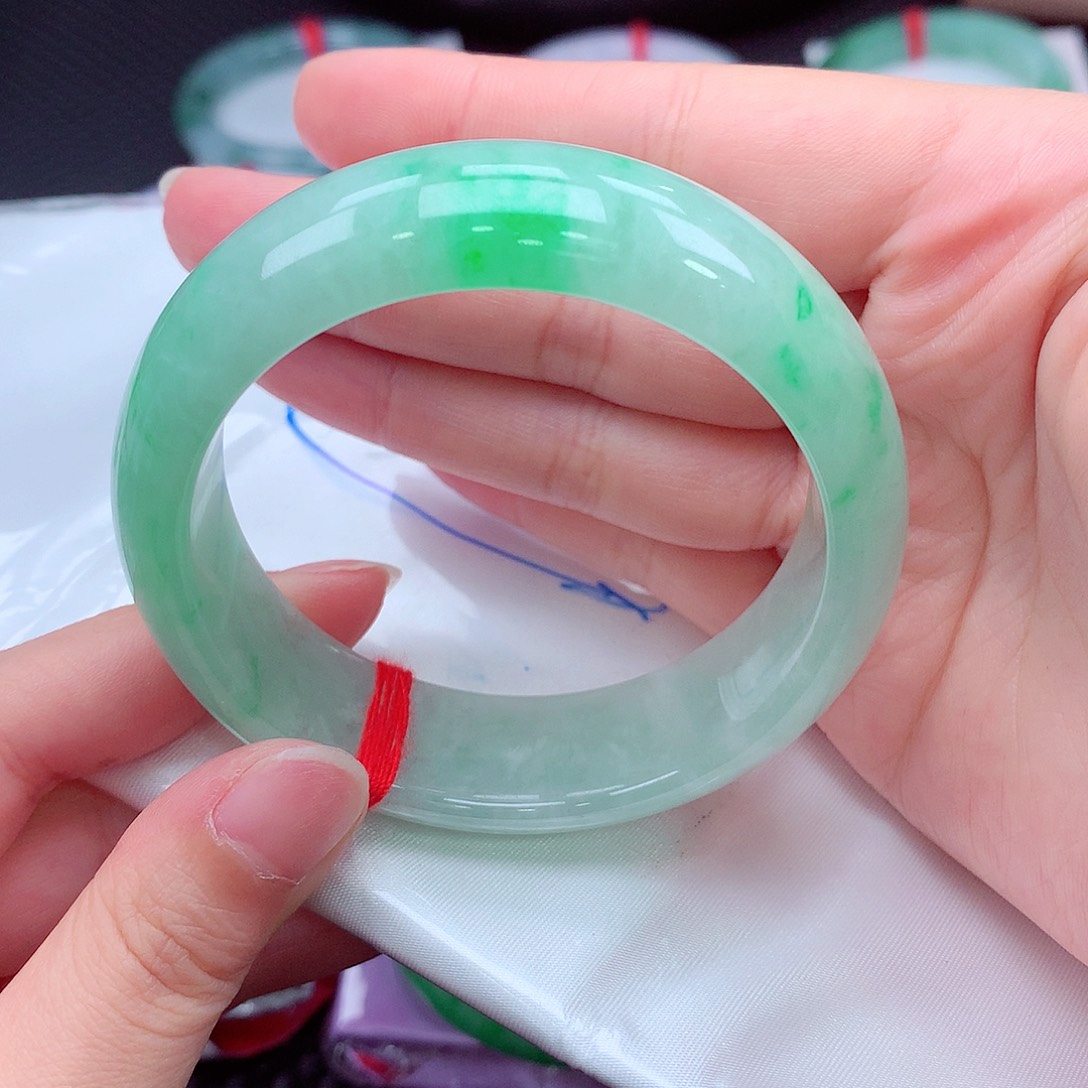 未镶嵌手镯翡翠半***?翡翠