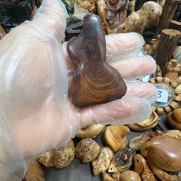 橘****柏木太行崖柏陈化黑油随型手把件