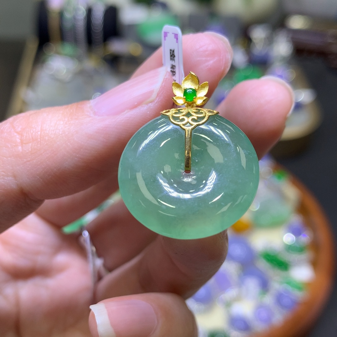 翡翠颈饰18K金镶嵌翡翠吊坠项链