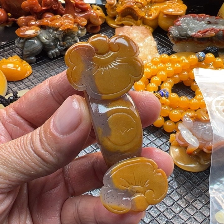 石英质玉（黄龙玉）颈饰未镶嵌