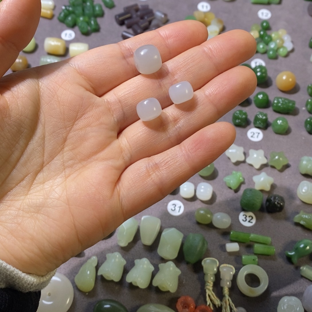 薛****和田玉未镶嵌车挂