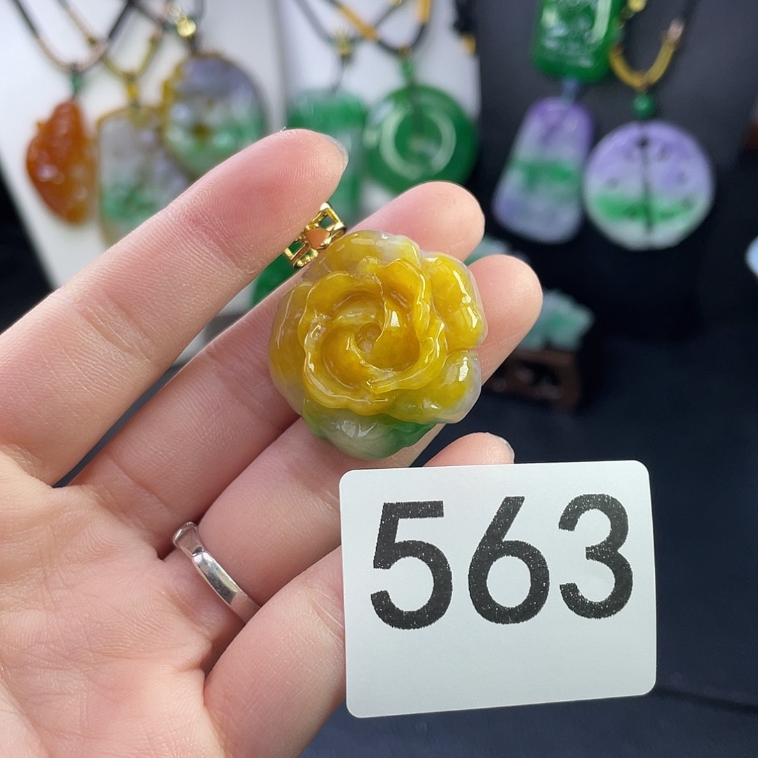 翡翠未镶嵌吊坠(赠链)